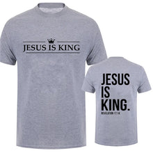 Cargar imagen en el visor de la galería, -CAMISETA HOMBRE JESÚS ES REY