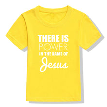Load image into Gallery viewer, -CAMISETA NIÑO HAY FUERZA EN EL NOMBRE DE JESÚS
