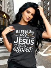 Cargar imagen en el visor de la galería, -CAMISETA MUJER BENDECIDA POR DIOS
