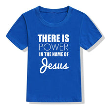 Load image into Gallery viewer, -CAMISETA NIÑO HAY FUERZA EN EL NOMBRE DE JESÚS
