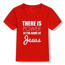 Load image into Gallery viewer, -CAMISETA NIÑO HAY FUERZA EN EL NOMBRE DE JESÚS
