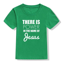 Load image into Gallery viewer, -CAMISETA NIÑO HAY FUERZA EN EL NOMBRE DE JESÚS
