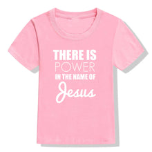Load image into Gallery viewer, -CAMISETA NIÑO HAY FUERZA EN EL NOMBRE DE JESÚS
