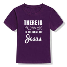 Load image into Gallery viewer, -CAMISETA NIÑO HAY FUERZA EN EL NOMBRE DE JESÚS
