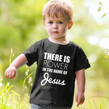 Load image into Gallery viewer, -CAMISETA NIÑO HAY FUERZA EN EL NOMBRE DE JESÚS
