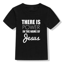 Load image into Gallery viewer, -CAMISETA NIÑO HAY FUERZA EN EL NOMBRE DE JESÚS
