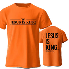 Cargar imagen en el visor de la galería, -CAMISETA HOMBRE JESÚS ES REY
