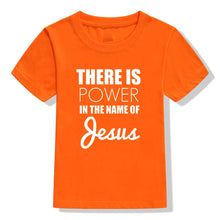 Load image into Gallery viewer, -CAMISETA NIÑO HAY FUERZA EN EL NOMBRE DE JESÚS
